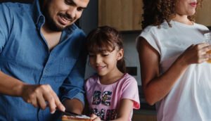 familia argentina con nino y calculadora