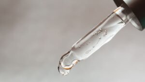 gotas de agua cayendo en acido muriatico