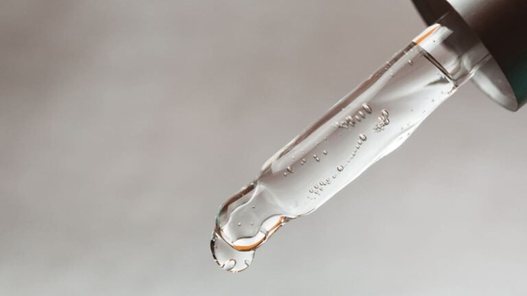 gotas de agua cayendo en acido muriatico