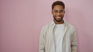 joven sonriente con estilo unico y confianza