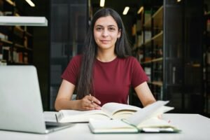 jovenes argentinos estudiando en una biblioteca italiana