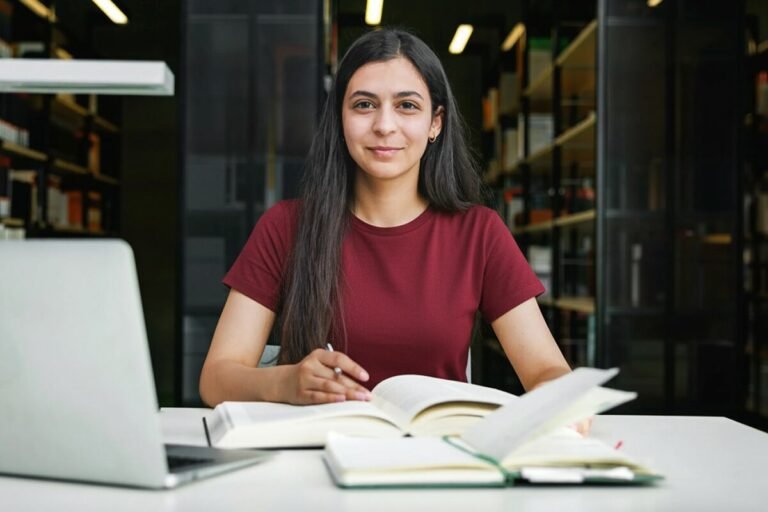 jovenes argentinos estudiando en una biblioteca italiana