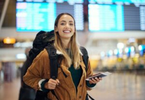 Cómo Participar en Work and Travel Estados Unidos Desde Argentina 8 jovenes con mochilas y pasaporte usa