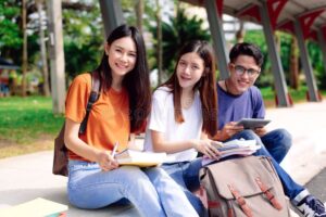 jovenes estudiando felices con mochila colorida
