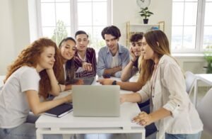 jovenes felices inscribiendose en universidad moderna