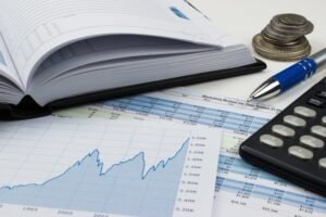 libro abierto con graficos contables y calculadora