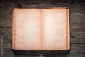 libro antiguo abierto sobre mesa madera