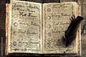 libro antiguo abierto sobre riqueza y exito