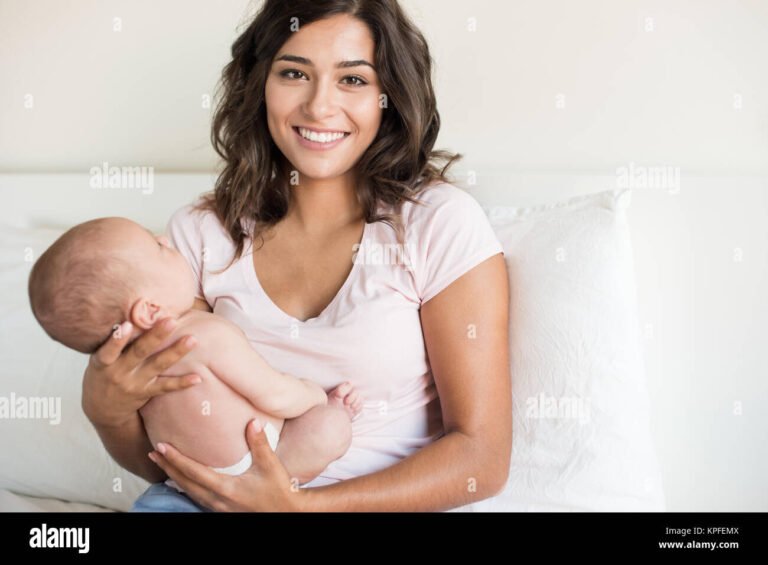 madre sosteniendo recien nacido en brazos