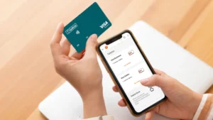 mano cortando tarjeta de credito banco galicia