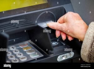 mano entrando a banco con formulario abierto