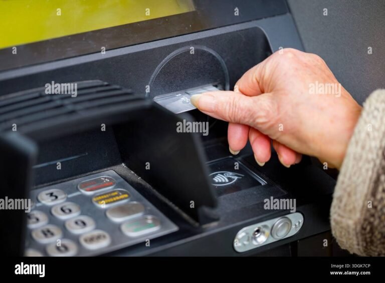 mano entrando a banco con formulario abierto