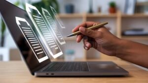 mano firmando documento digital con laptop