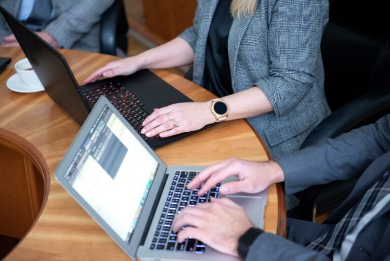 mano usando computadora con hoja de excel abierta