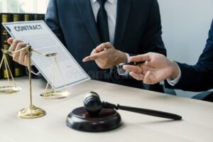 manos entregando documentos legales formalmente