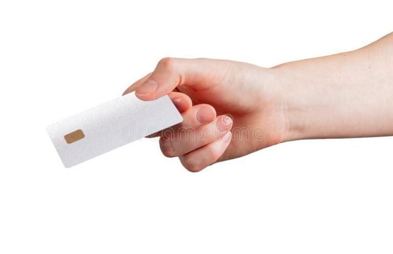 manos entregando tarjeta bancaria moderna