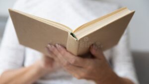 manos leyendo libro de poesia antiguo