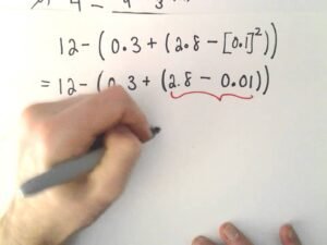 manos resolviendo operaciones con fracciones escritas