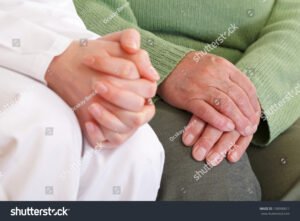 manos sosteniendo a una persona mayor preocupada
