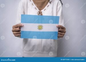 manos sosteniendo dni argentino actualizado