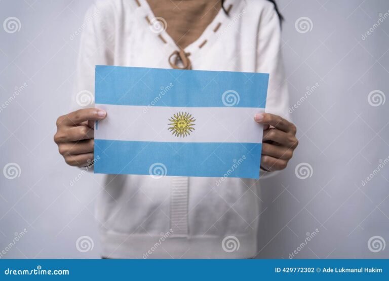 manos sosteniendo dni argentino actualizado