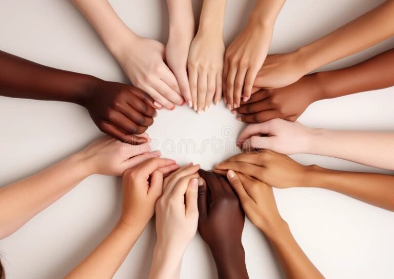 manos unidas formando un circulo diverse