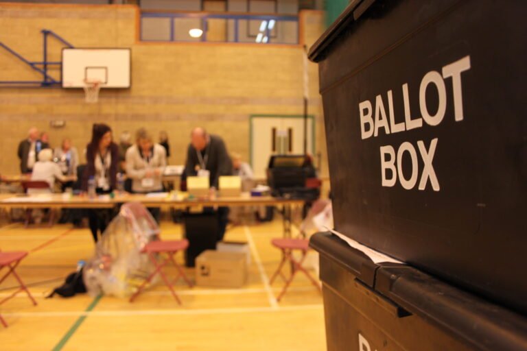 mesa de votacion vacia con urna electoral