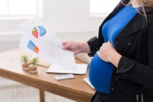 mujer embarazada con papeles y documentos