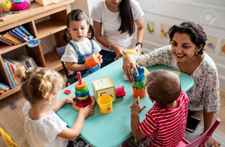 nina jugando con maestra en aula infantil