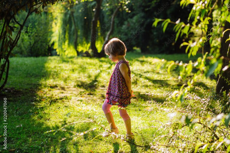 Quién Es Maia Y Qué Sucedió Con Su Historia De Abuso Desde Que Nació 2 nina pensativa en parque soleado