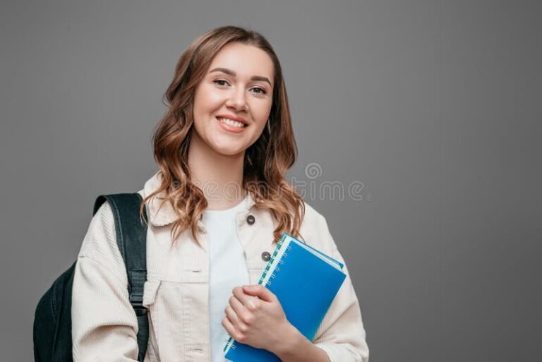 nina sonriente con mochila y cuadernos