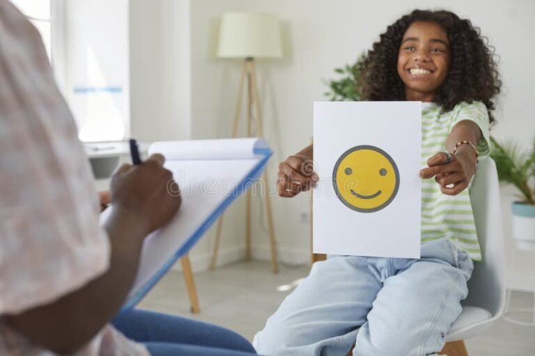 nino feliz jugando con terapeuta sonriente