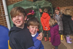Cómo Actuar Desde la Escuela ante el Maltrato Infantil 11 ninos abrazados en entorno escolar protector