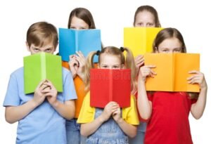 ninos aprendiendo con libros y colores