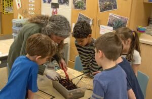 ninos aprendiendo en taller comunitario educativo