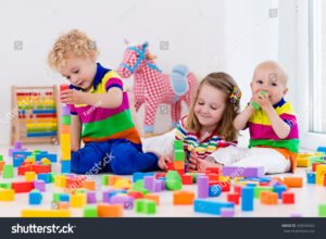 ninos jugando en jardin maternal colorido