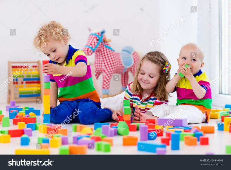 ninos jugando en jardin maternal colorido