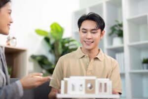 oficina inmobiliaria moderna con agente sonriente