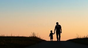 padre e hijo caminando juntos al atardecer