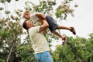 padre e hijo sonrientes en parque verde