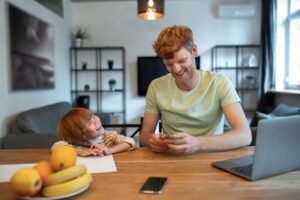 Qué Enseña "Rich Dad Poor Dad" Sobre Educación Financiera 2 padre ensenando finanzas a hijo joven