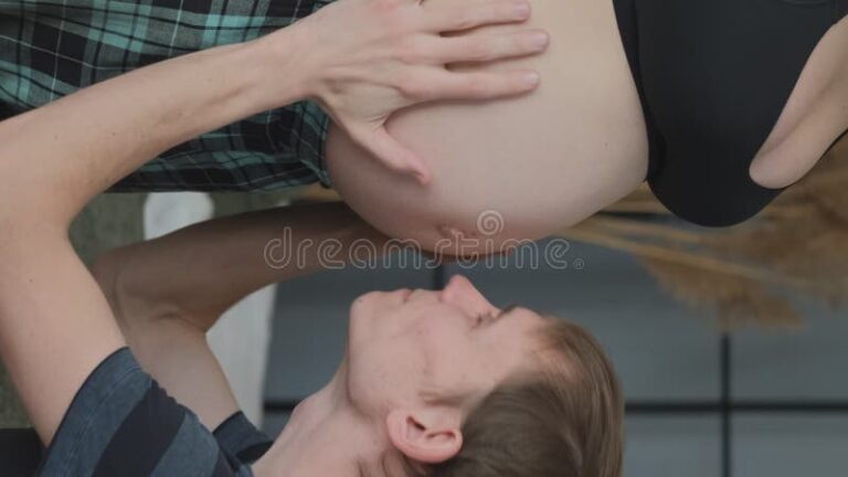 padre feliz acariciando la barriga de esposa