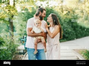 padre y madre con hijo en parque