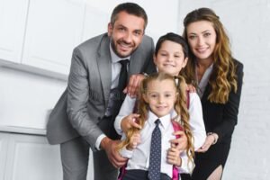 padres con ninos en uniforme escolar feliz