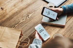 persona cambiando dinero entre cuentas bancarias digitales