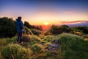persona contemplando paisaje al amanecer