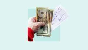 Cómo Puedo Abrir Una Caja De Ahorro En Banco Galicia 8 persona depositando dinero en banco moderno