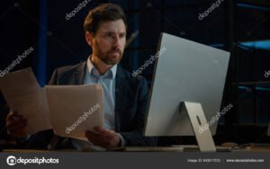 persona descargando documento legal en laptop