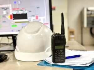 persona en computadora con equipo de seguridad