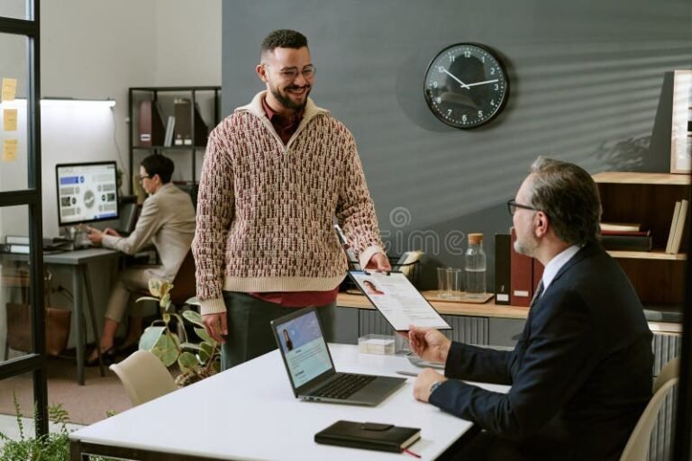 persona entregando curriculum en oficina moderna